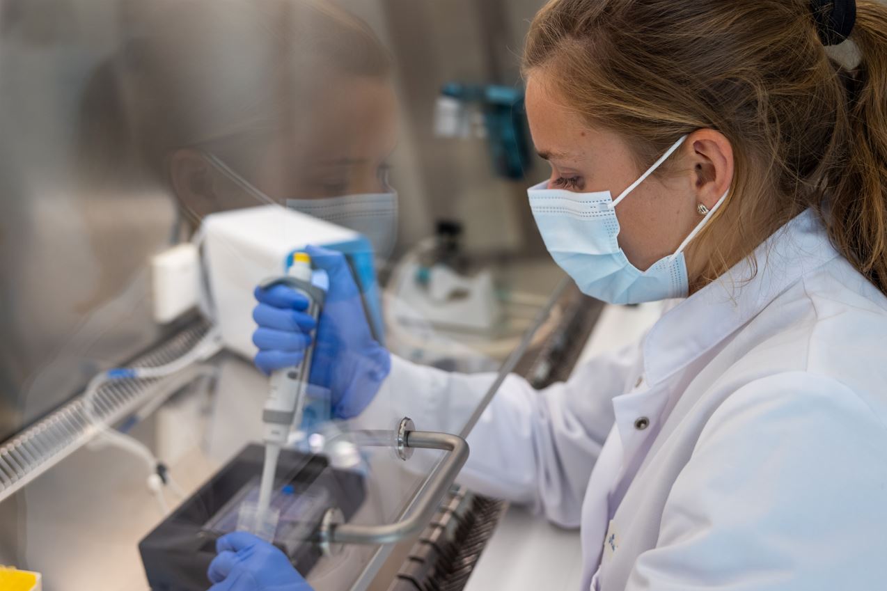 Labormitarbeiterin mit Pipette (©Innosuisse - FDFA Switzerland)