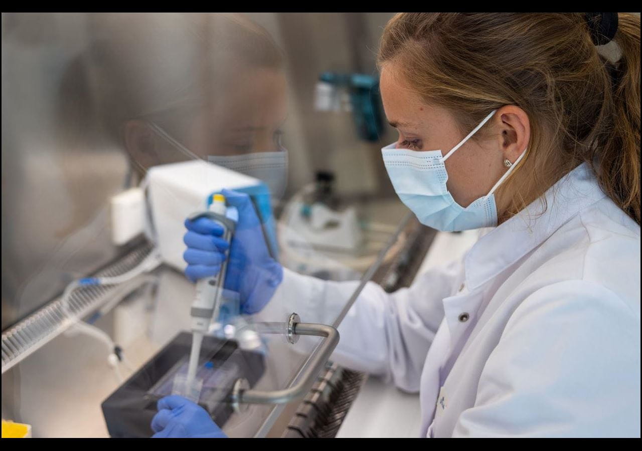 female lab worker with pipette (©Innosuisse - FDFA Switzerland)