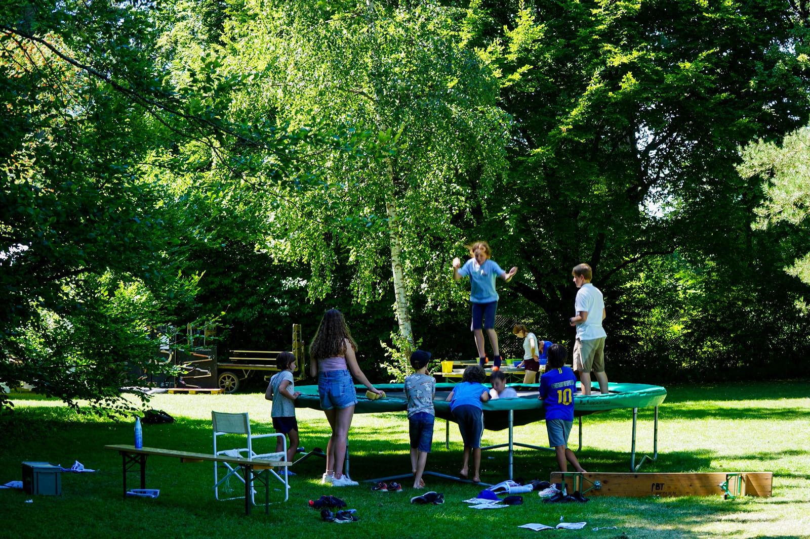 Les enfants sur le trampoline