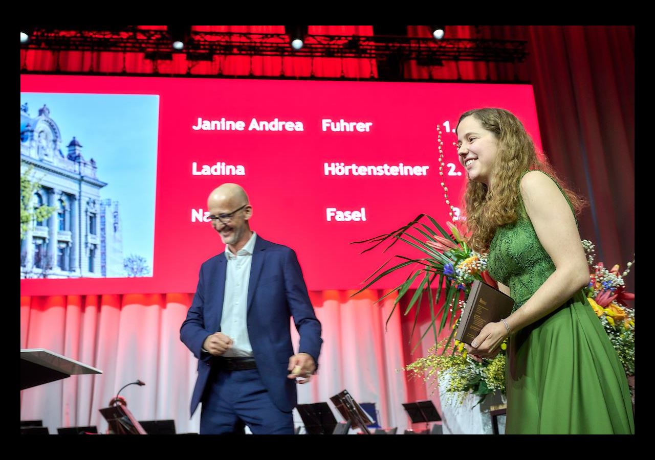 Adrian Zuercher und die Drittplatzierte Nadia Fasel am Biomedical Science Award 2023