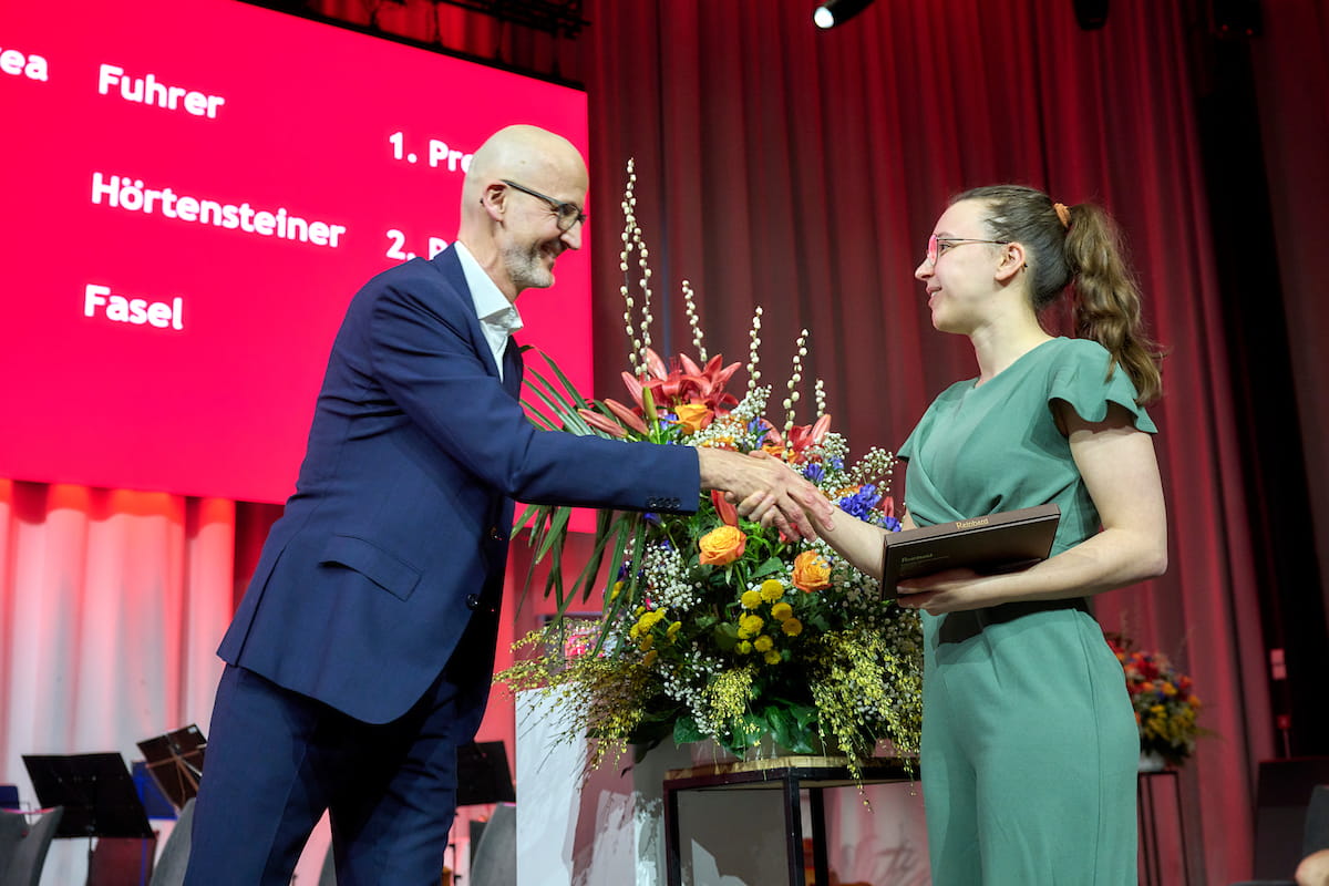 Adrian Zuercher und die Zweitplatzierte Ladina Hoertensteiner am Biomedical Science Award 2023