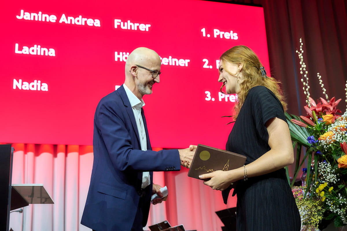 Adrian Zuercher and the winner of the Biomedical Science Award 2023 Janine Fuhrer