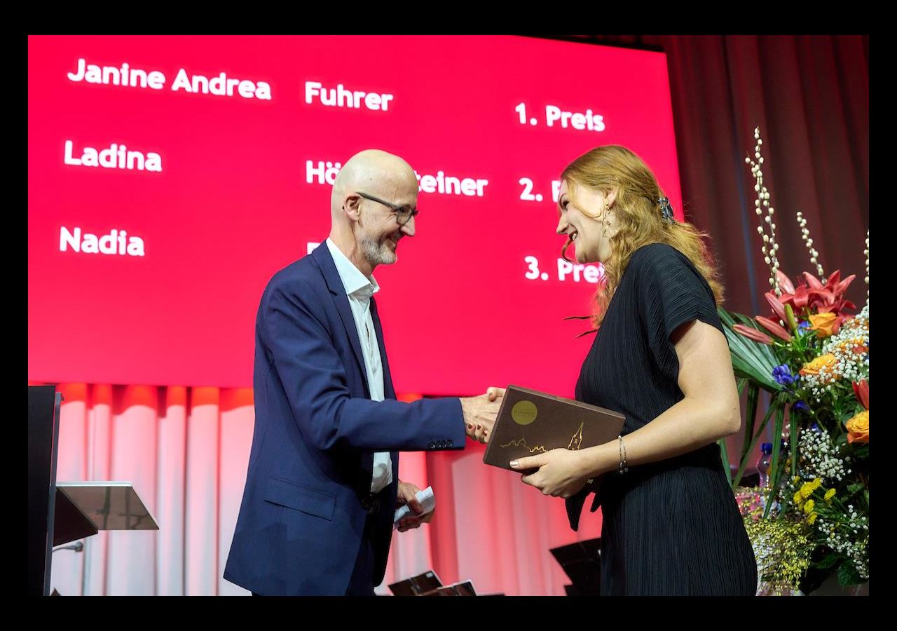 Adrian Zuercher and the winner of the Biomedical Science Award 2023 Janine Fuhrer