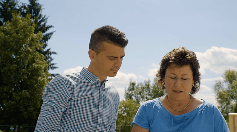 Brand Ambassador Barbara Beugger mit einem Teammitglied in Lengnau 