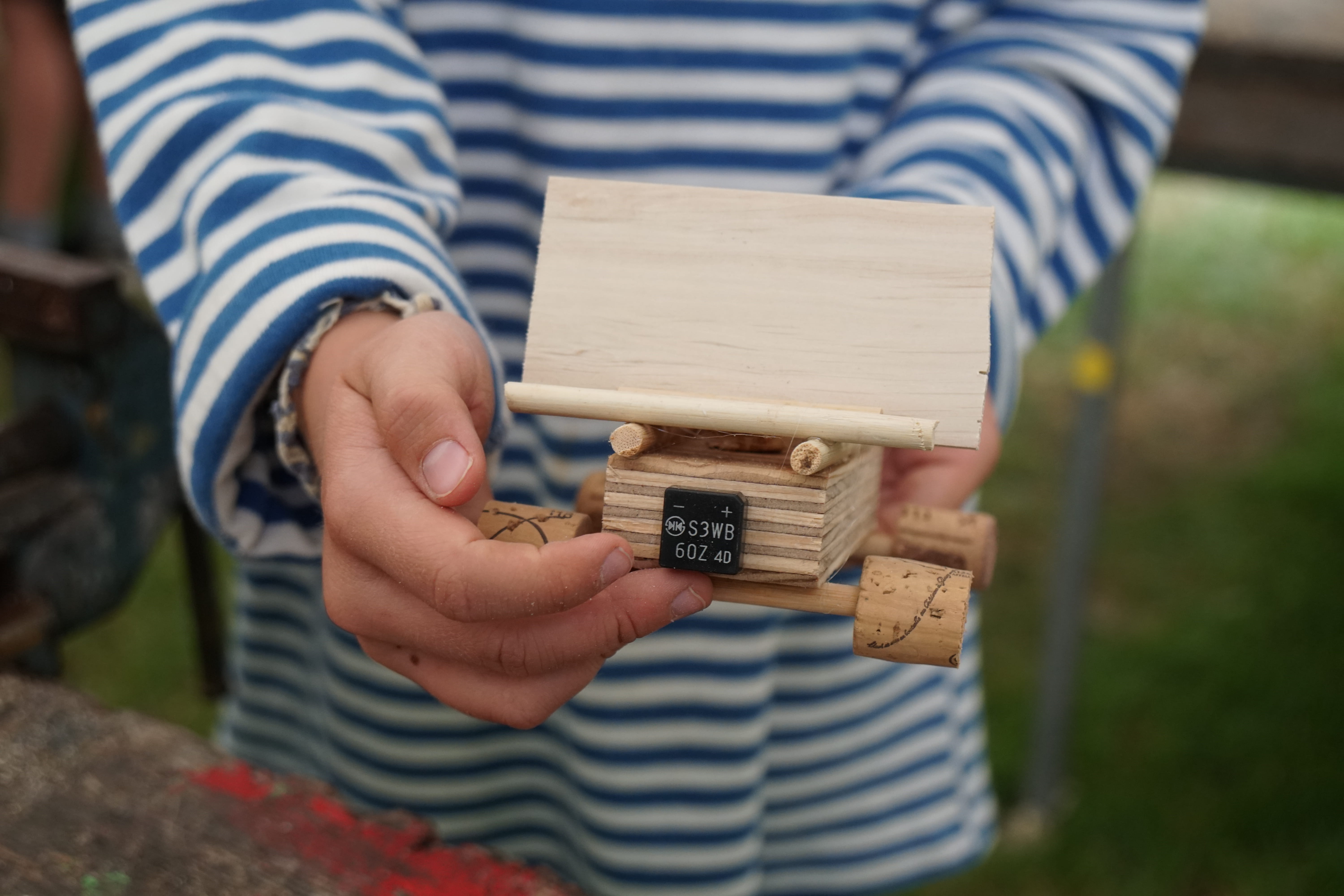 Ein Kind bastelt mit Holz.