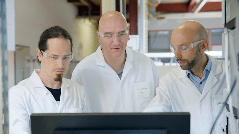 Brand Ambassador Lars Lueersen und Team in CSL Behring Lengnau