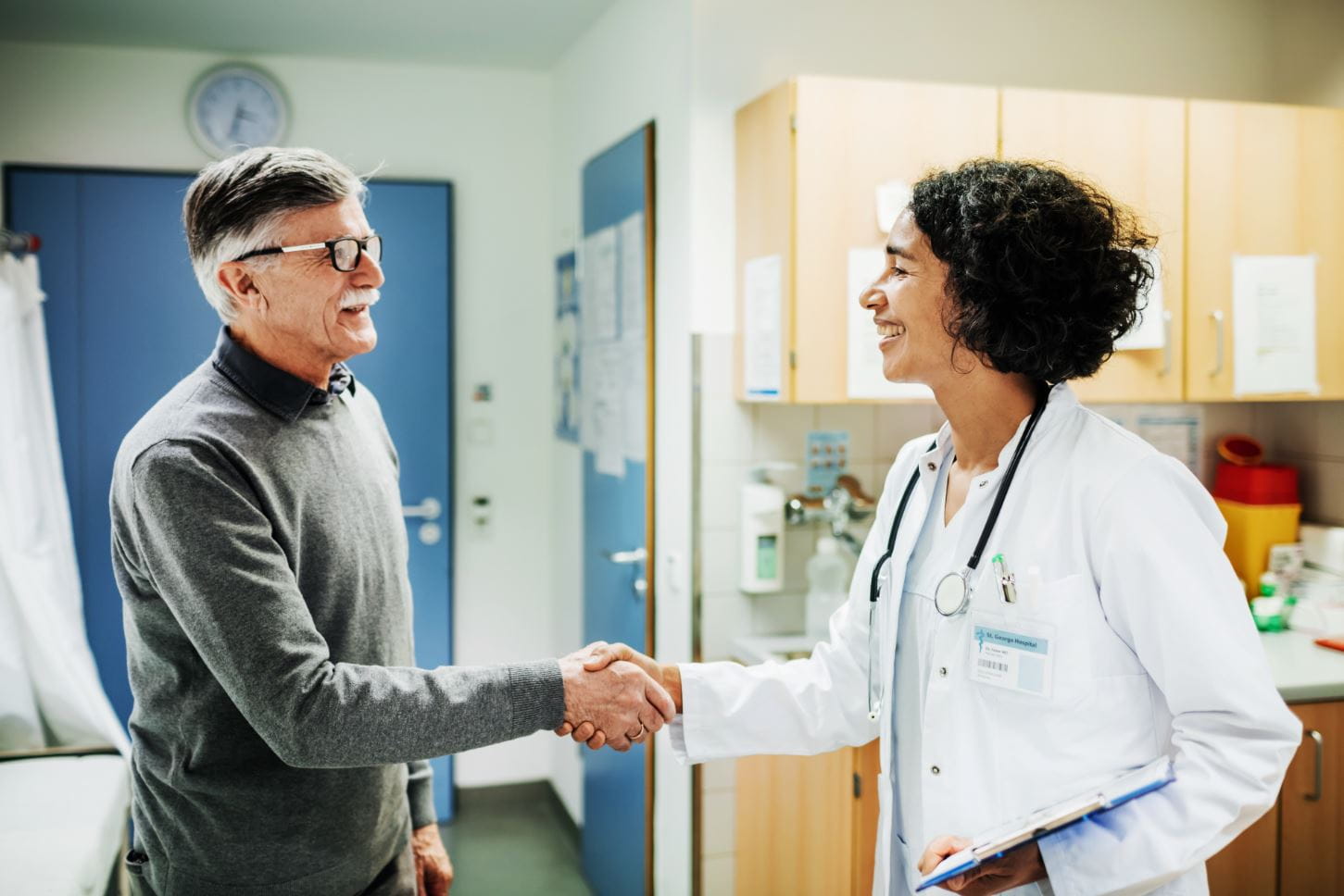 Mann und HCP schütteln sich die Hände