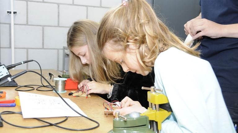 On National Future Day, girls get an insight into the professions of their parents at CSL Behring.