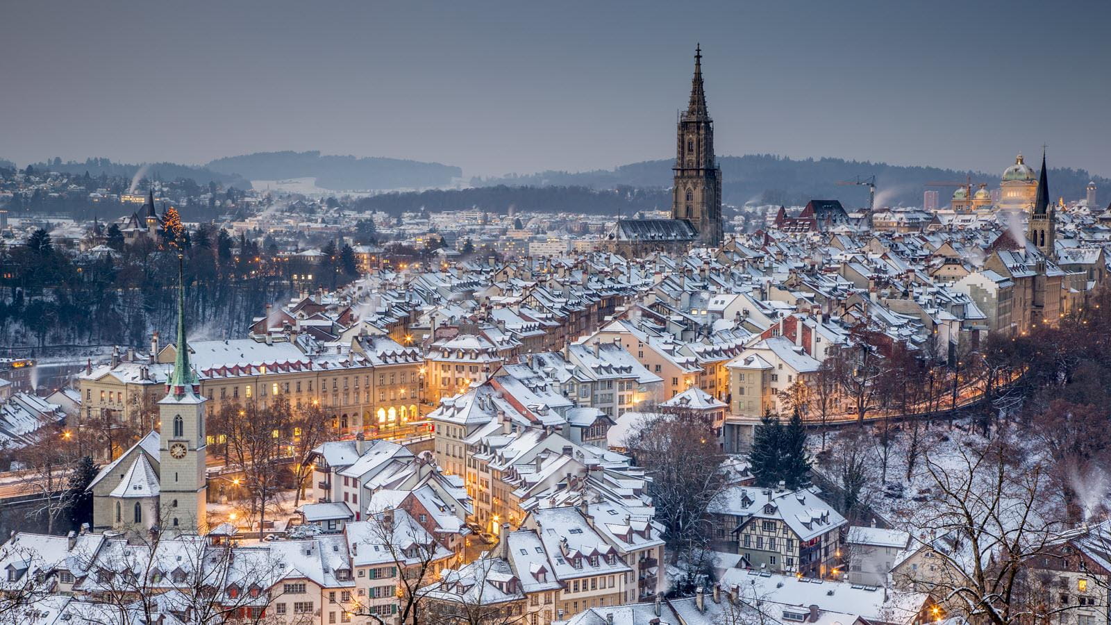 La capitale suisse de Berne, dépourvue de neige, avec la tour de sa cathédrale à l'horizon.