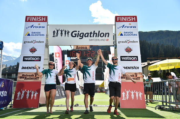 Anna Meier, Janine Kuratli, Adrian Locher and Ueli Niederhauser überqueren die Ziellinie am Arosa Gigathlon.  