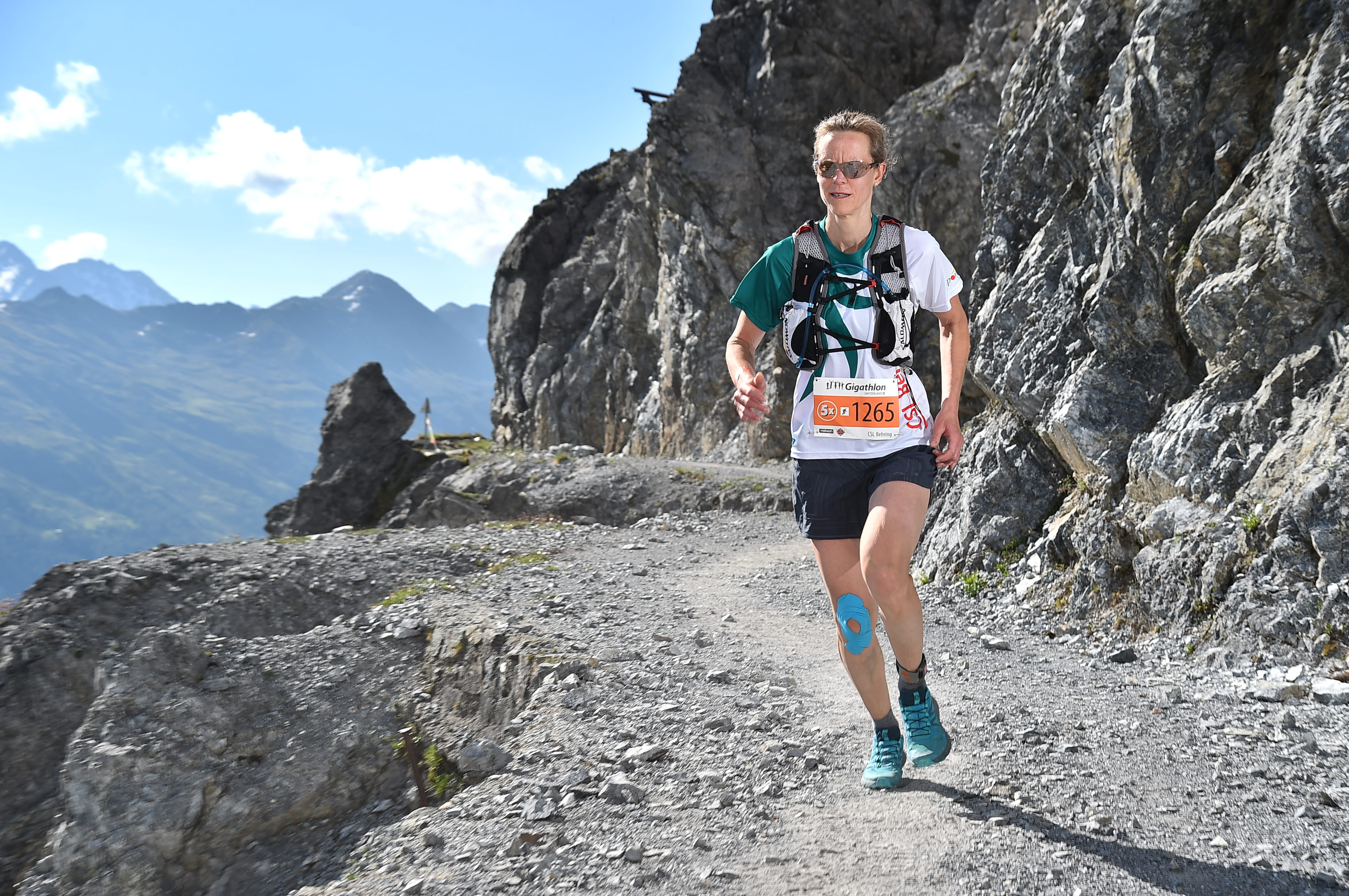 CSL Behring employee Karin Rezzonico running in the Swiss mountains at the Gigathlon 2018 event in Arosa. 