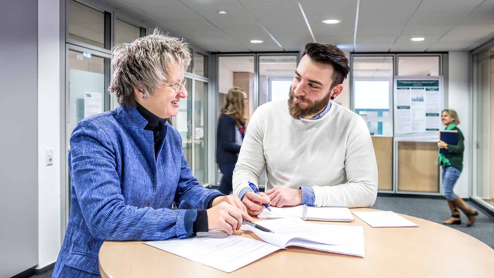  Zwei männliche Angestellte in Deutschland