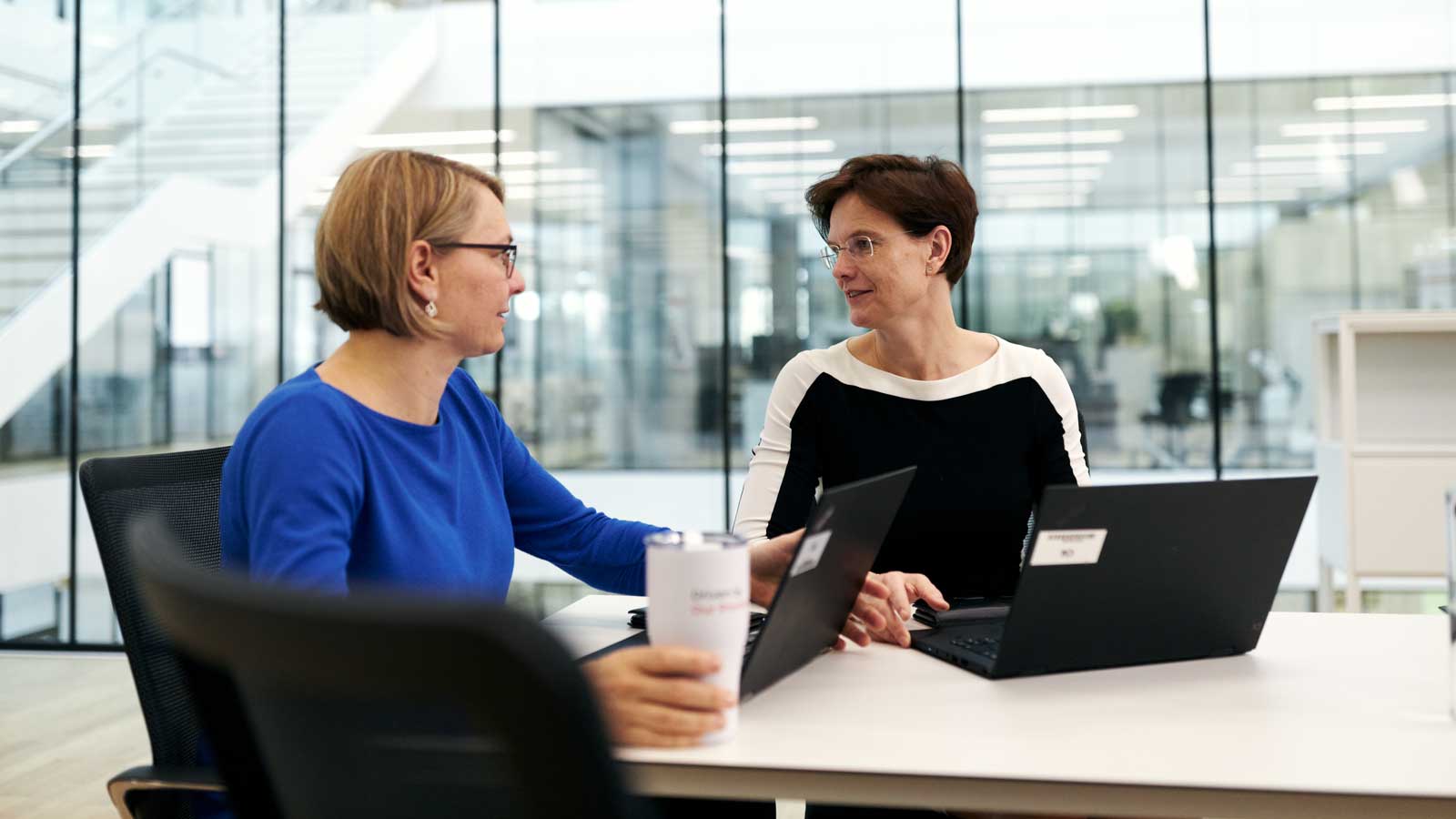 Weibliche Mitarbeiter in einer Besprechung