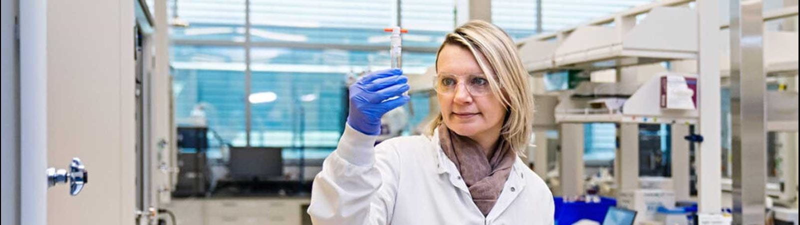 CSL-Mitarbeiter in einem Labor