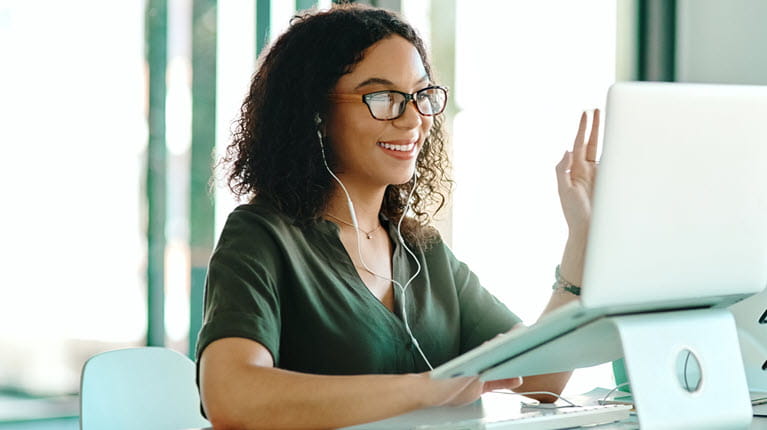 Frau bei einem Videoanruf