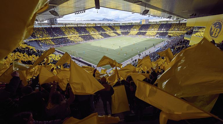 Voll besetztes Fussballstadion