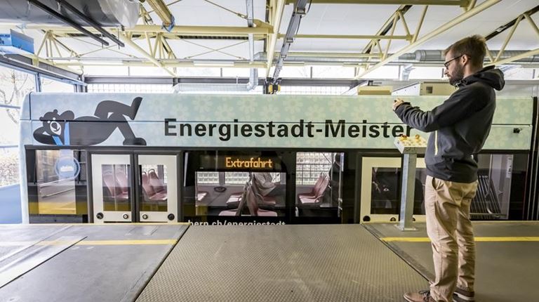 Der Berner Energiestadt-Bus zu Besuch am Standort Wankdorf, Bern.