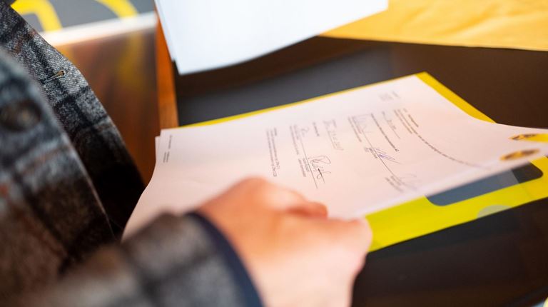 unterzeichneter Vertrag BSC Young Boys Stadionpartnerschaft